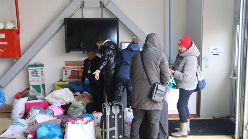 ATAŞEHİR DEPREMEZEDELERE YARDIM ELİ UZATIYOR