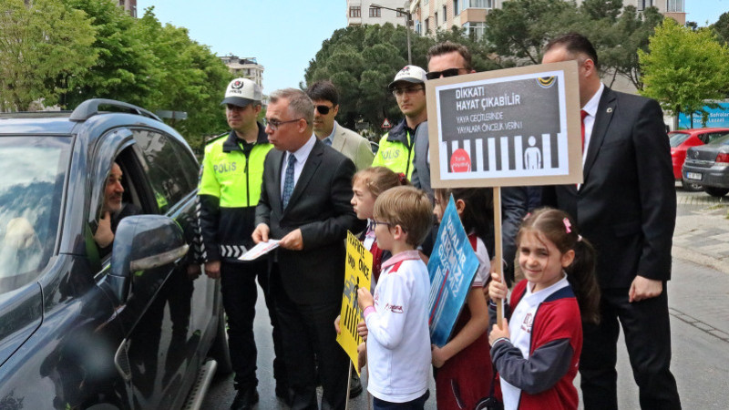 TIRYAKI ÖGRENCILERLE SÜRÜCÜLERI UYARDI