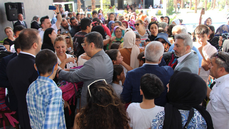AK PARTİ MALTEPE’DEN ÖĞRENCİLERE ÇANTA VE KIRTASİYE MALZEMESİ HEDİYESİ
