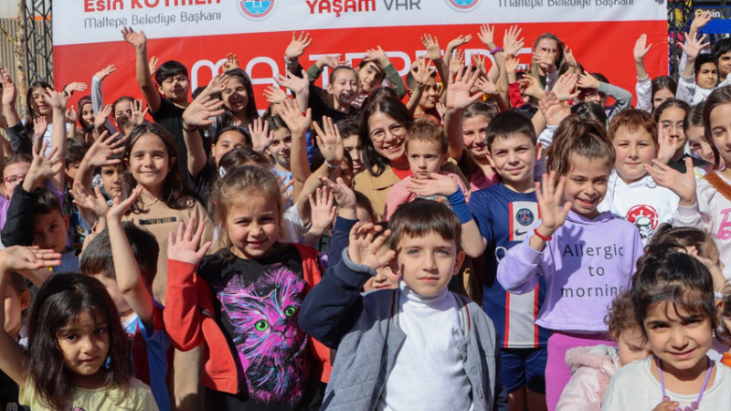 MALTEPE'DE SPOR KARNAVALI'NDA YÜZLERCE ÇOCUK EĞLENDİ