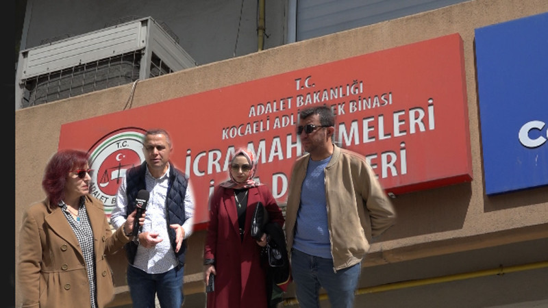 BİR ÇUL PARÇASI GİBİ KAPININ ÖNÜNE KONDUK